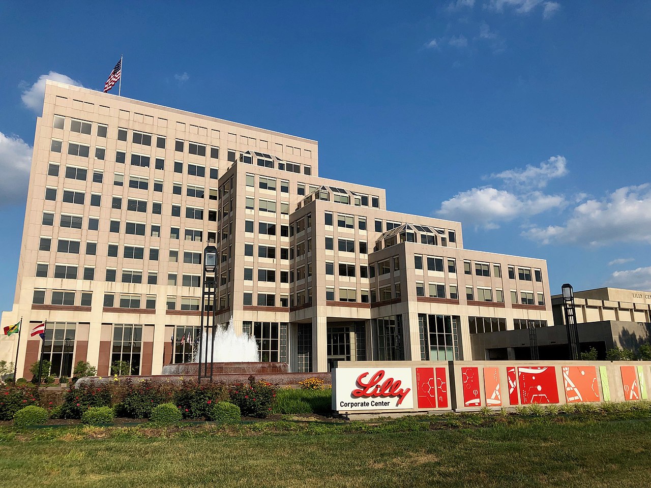 Eli Lilly and Company's Corporate Center in Indianapolis, Indiana. (Credit: Momoneymoproblemz/Wikipedia.)